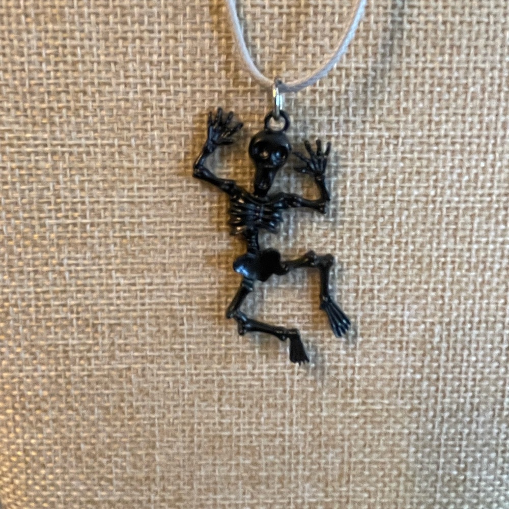 Dancing skeleton necklace in black on light cord - Picture 2 of 3